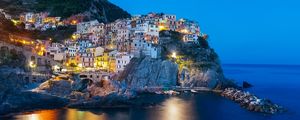 LONGA EXPOSIÇÃO PANORÂMICA DE MANAROLA DURANTE A NOITE, CINQUE TERRE, ITÁLIA