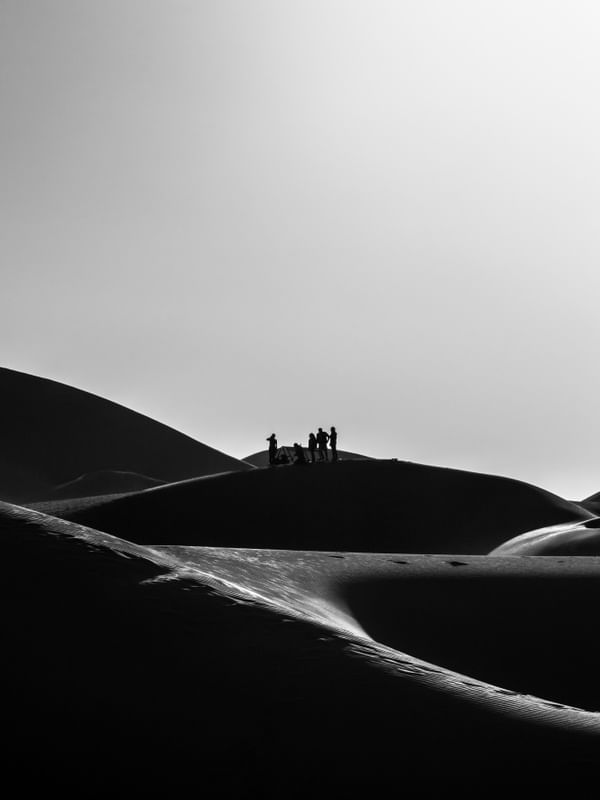 LINHAS SOBRE DUNAS NO DESERTO