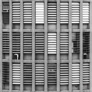 DETALHE DAS JANELAS DO EDIFÍCIO ITÁLIA EM PB