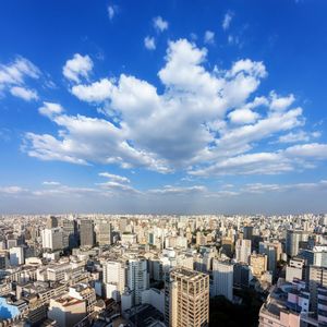 FOTOGRAFIA AÉREA DA CIDADE DE SÃO PAULO COM NUVENS