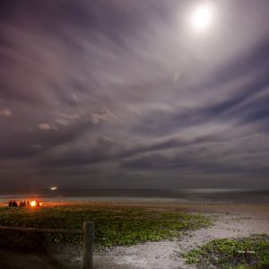 LUA CHEIA EM PRAIA DE BALNEÁRIO DO CAMBORIÚ COM FOGUEIRA