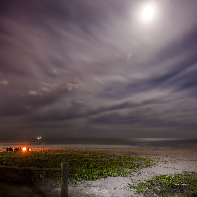 LUA CHEIA EM PRAIA DE BALNEÁRIO DO CAMBORIÚ COM FOGUEIRA