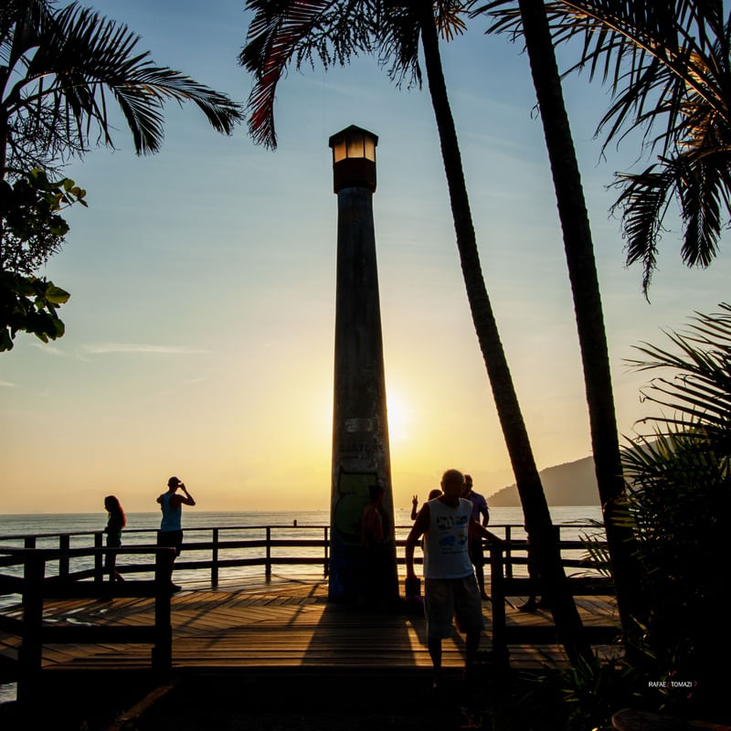 SILHUETA DE FAROL EM UBATUBA QUADRADA