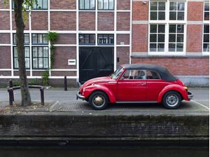 FUSCA VERMELHO EM AMSTERDAM AO LADO DE UM CANAL