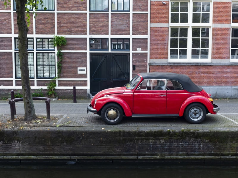 FUSCA VERMELHO EM AMSTERDAM AO LADO DE UM CANAL