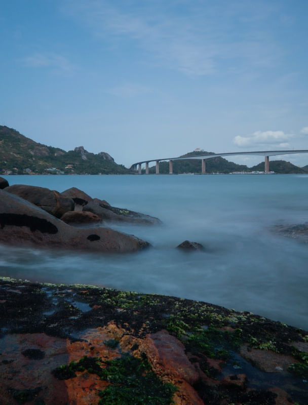 MAR DA BAÍA DE VITÓRIA COM A TERCEIRA PONTE E O CONVENTO DA PENHA AO FUNDO