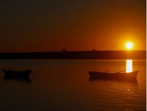 BELO PÔR DO SOL ALARANJADO NA BEIRO DO RIO