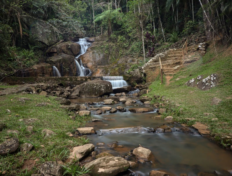 RIO DESCENDO PARA O MAR NO INTERIOR DO ESPÍRITO SANTO