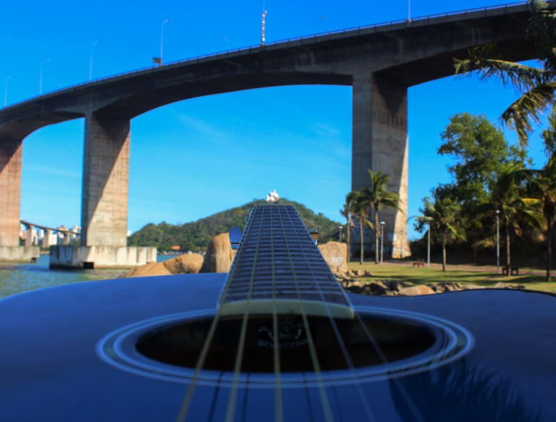 VIOLÃO APONTANDO PARA O CONVENTO DA PENHA EM VILA VELHA