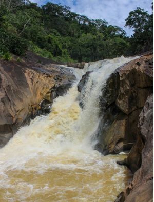 RIO DESAGUANDO EM LAGO NO INTERIOR DO ESPÍRITO SANTO