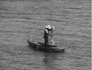 TRABALHADOR DO MAR NA PRAIA DE CAMBURI, EM VITÓRIA - ESPÍRITO SANTO