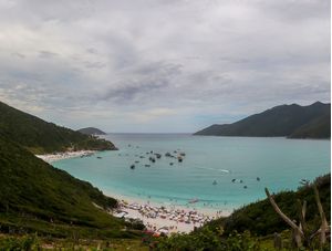BELÍSSIMA PRAIA RODEADA DE MONTANHAS VERDES EM ARRAIAL DO CABO