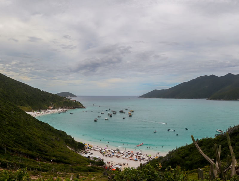 BELÍSSIMA PRAIA RODEADA DE MONTANHAS VERDES EM ARRAIAL DO CABO
