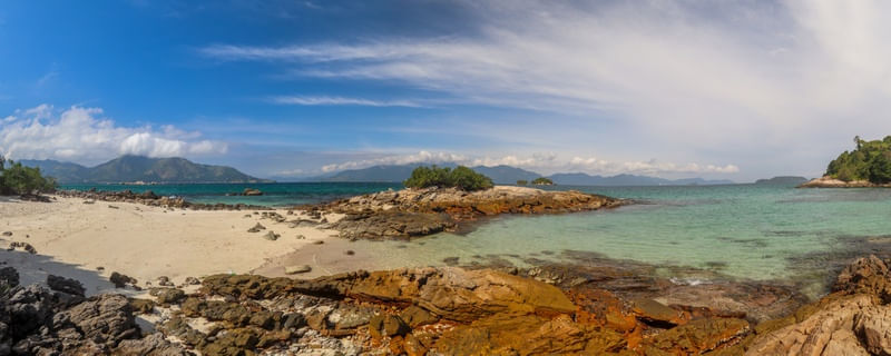 PANORAMA DA PRAIA DE ILHA GRANDE, RIO DE JANEIRO, BRASIL.