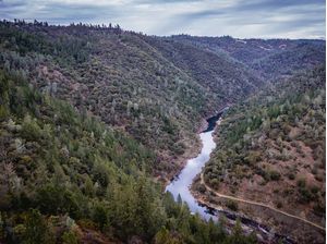 RIO CRUZANDO PARQUE NACIONAL NA CALIFÓRNIA