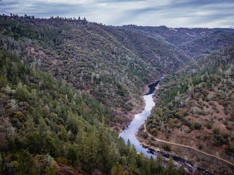 RIO CRUZANDO PARQUE NACIONAL NA CALIFÓRNIA