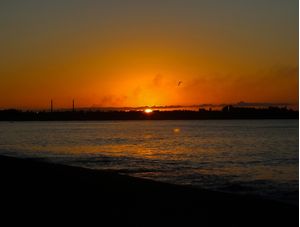 O SOL NASCENDO SOBRE A PRAIA DE CAMBURI, EM VITÓRIA, ESPÍRITO SANTO