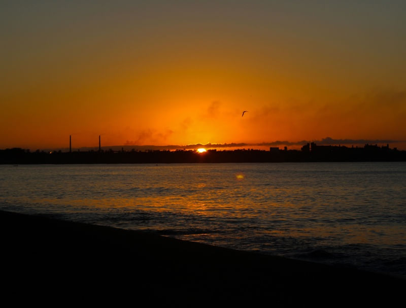 O SOL NASCENDO SOBRE A PRAIA DE CAMBURI, EM VITÓRIA, ESPÍRITO SANTO