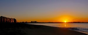 PANORAMA DE UM BELO NASCER DO SOL NA PRAIA DE CAMBURI, EM VITÓRIA, A CAPITAL DO ESPÍRITO SANTO