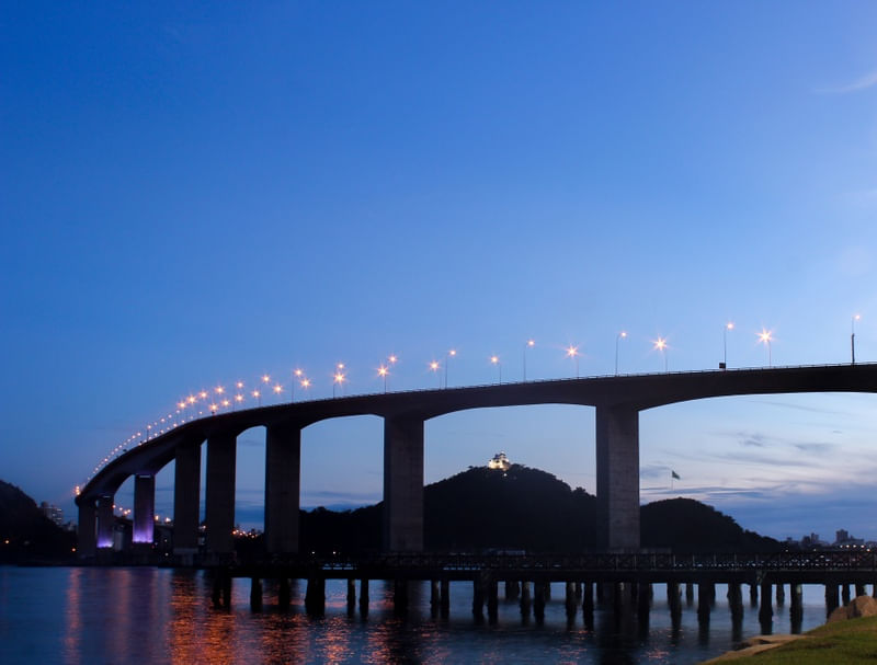 PÍER NA BAÍA DE VITÓRIA COM VISTA PARA A TERCEIRA PONTE E O CONVENTO DA PENHA AO ANOITECER