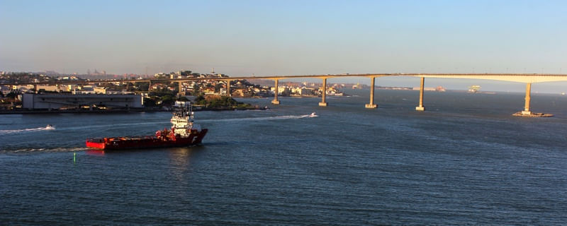 NAVIO NA PASSANDO PELA COSTA CAPIXABA COM A TERCEIRA PONTE AO FUNDO