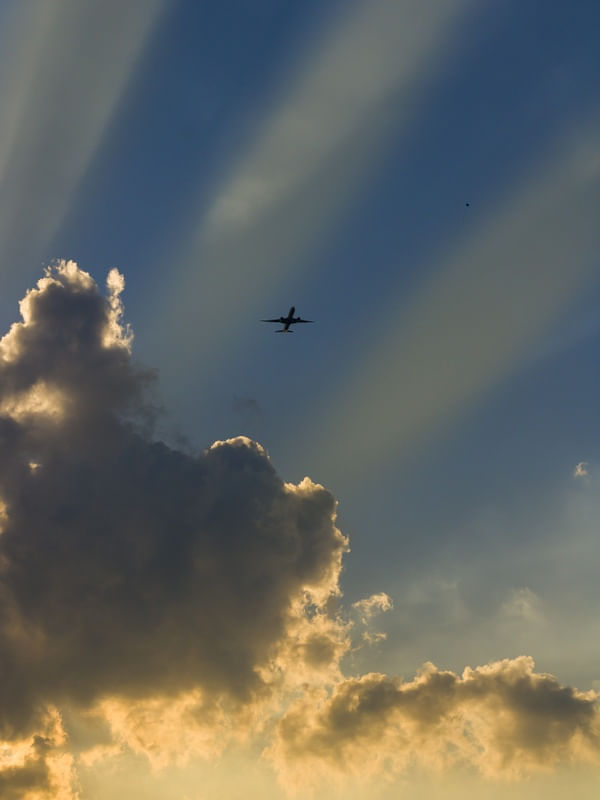AVIÃO SOB OS RAIOS DE SOL