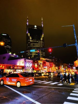 BRODWAY ST. EM NASHVILLE - POR BEATRIZ CYPRIANO