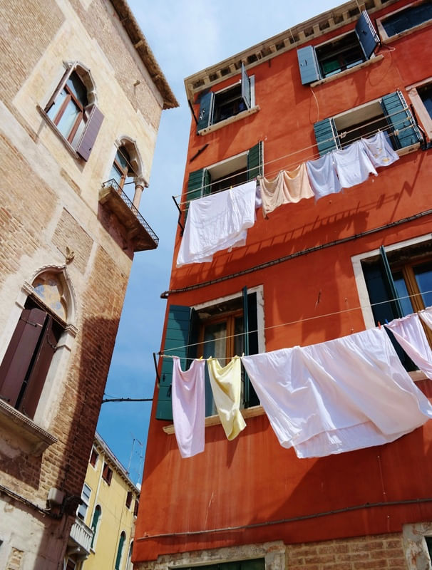 ROUPAS SECANDO NO VARAL EM VENEZA - ITÁLIA