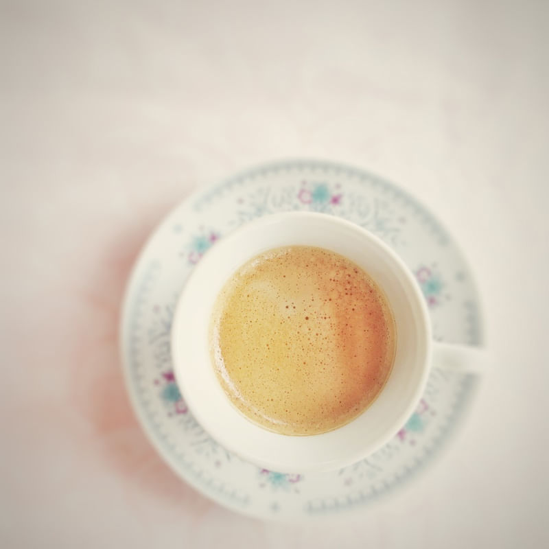 XÍCARA DE CAFÉ EM CASA