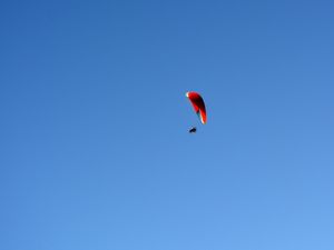 PARAPENTE NO CÉU AZUL