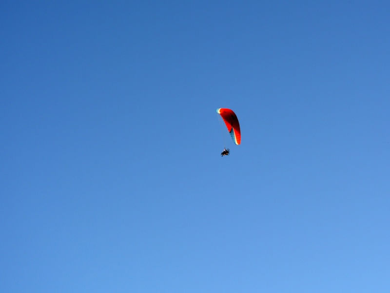 PARAPENTE NO CÉU AZUL
