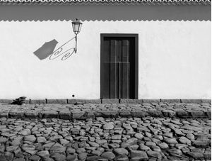 O DRAMA DA PORTA SOLITÁRIA EM PRETO E BRANCO