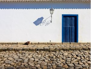 UMA LINDA RUA ANTIGA EM UMA BELA CIDADE ANTIGA (PARATY)