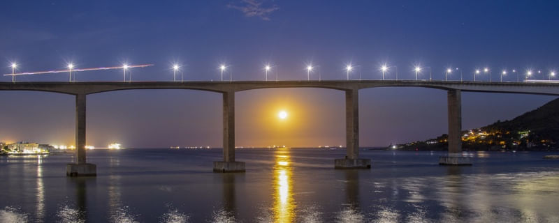 INCRÍVEL PANORAMA DA TERCEIRA-PONTE COM A LUA CHEIA SUBINDO NO CÉU