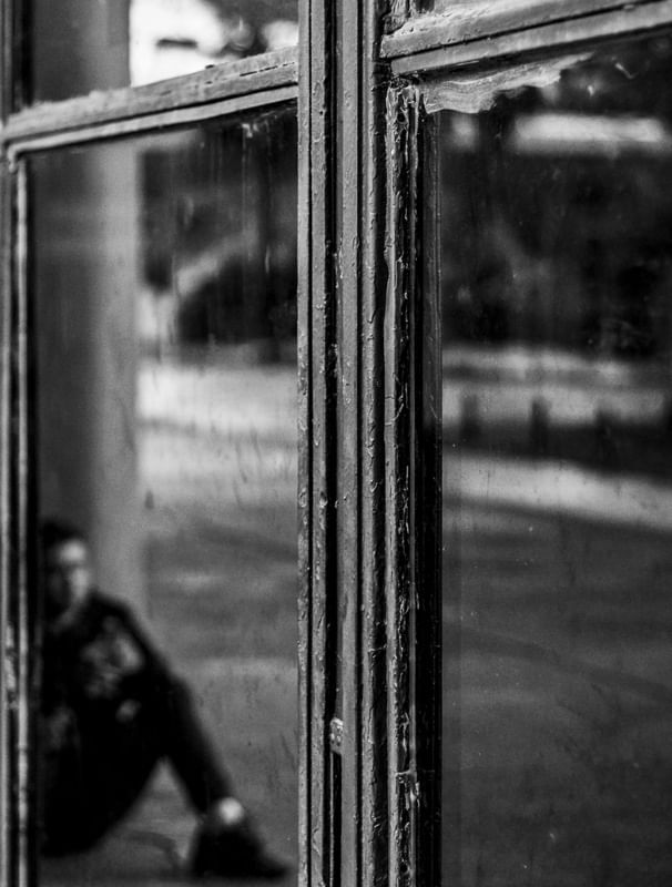 REFLEXO DE HOMEM NA JANELA