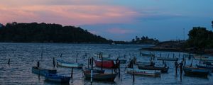 PANORAMA DOS BARQUINHOS NO PÔR DO SOL DA ILHA DO FRADE, EM VITÓRIA, ESPÍRITO SANTO