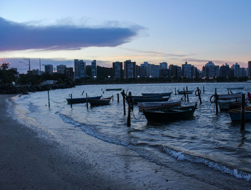 BARCOS ATRACADOS NA PRAIA DA ILHA DO FRADE COM A CIDADE AO FUNDO