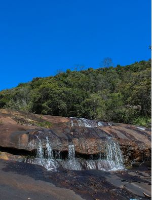 PEQUENA QUEDA D'ÁGUA NO CAPARAÓ EM MINAS GERAIS