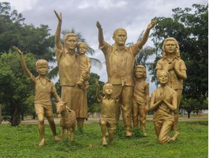MEMORIAL FAMILIAR NA PRAÇA DOS GIRASSÓIS, EM PALMAS, TOCANTINS