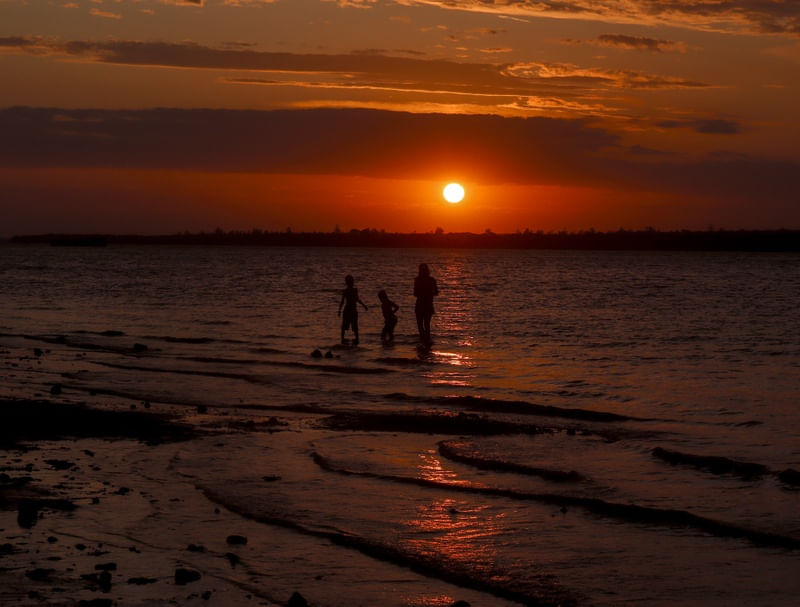 CRIANÇAS CURTINDO O PÔR DO SOL À BEIRA DO RIO URUGUAIANA