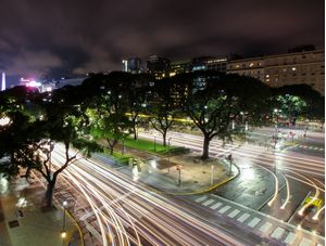 UM CRUZAMENTO BUENOS AIRES EM LONGA EXPOSIÇÃO