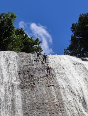 AVENTUREIROS FAZENDO RAPEL EM UMA CACHOEIRA NO INTERIOR DO ESPÍRITO SANTO
