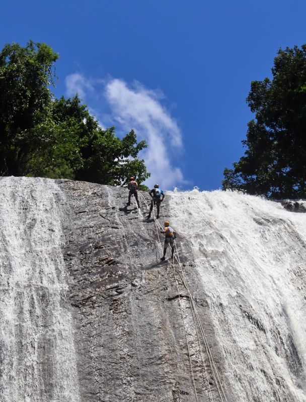 AVENTUREIROS FAZENDO RAPEL EM UMA CACHOEIRA NO INTERIOR DO ESPÍRITO SANTO
