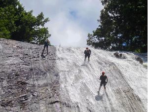 ESPORTISTAS RADICAIS FAZENDO RAPEL EM UMA CACHOEIRA NO INTERIOR DO ESPÍRITO SANTO