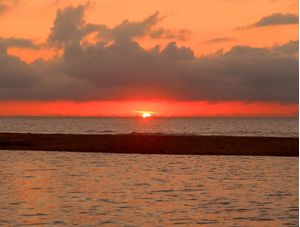 NASCER DO SOL EM CARAPEBUS, COM A PRAIA E A LAGOA JUNTAS