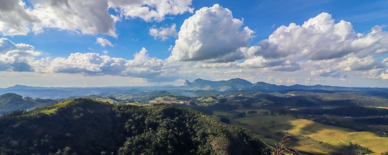 PANORAMA INTERIORANO DO ESPÍRITO SANTO COM A PEDRA AZUL AO FUNDO