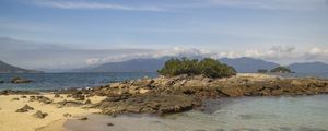 PRAIA NA ILHA DE CATAGUÁS, EM ILHA GRANDE, RIO DE JANEIRO