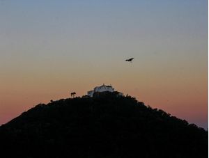 ENTARDECER NO CONVENTO DA PENHA COM O TÍPICO CÉU ROSA DO ESPÍRITO SANTO