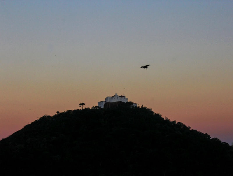 ENTARDECER NO CONVENTO DA PENHA COM O TÍPICO CÉU ROSA DO ESPÍRITO SANTO