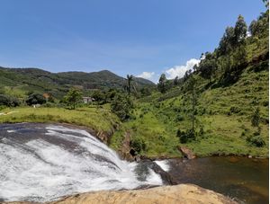 BELÍSSIMA PAISAGEM INTERIORANA COM O RIO DESCENDO